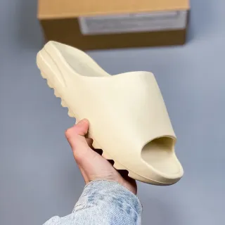 Adidas Yeezy Slide बेज स्लिपर्स