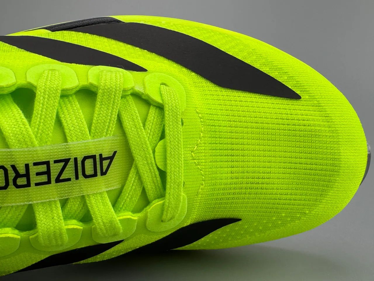 Adidas Tênis de corrida com parte superior em knit neon amarelo preto, branding de três listras 2