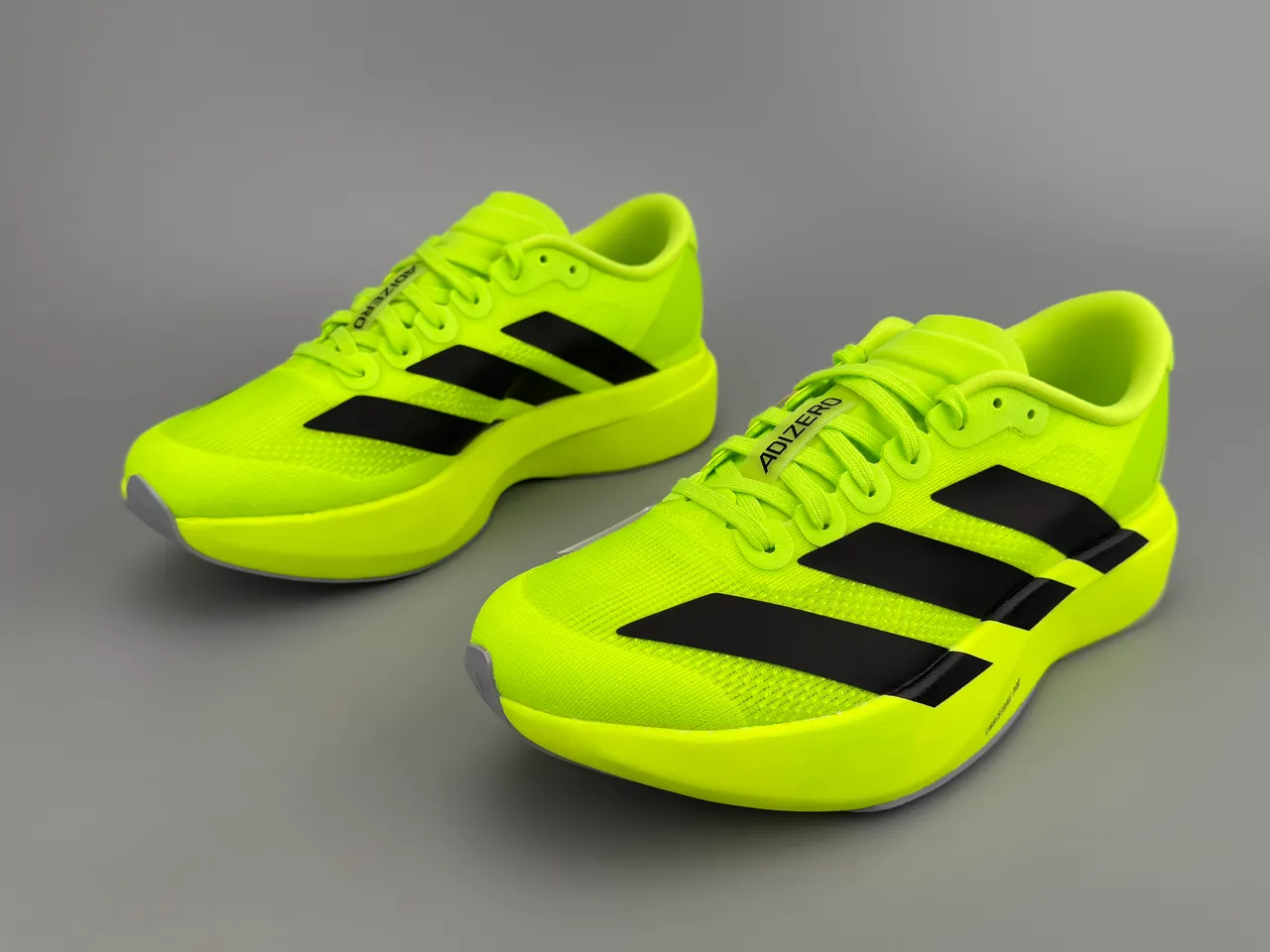 Adidas Tênis de corrida com parte superior em knit neon amarelo preto, branding de três listras 5