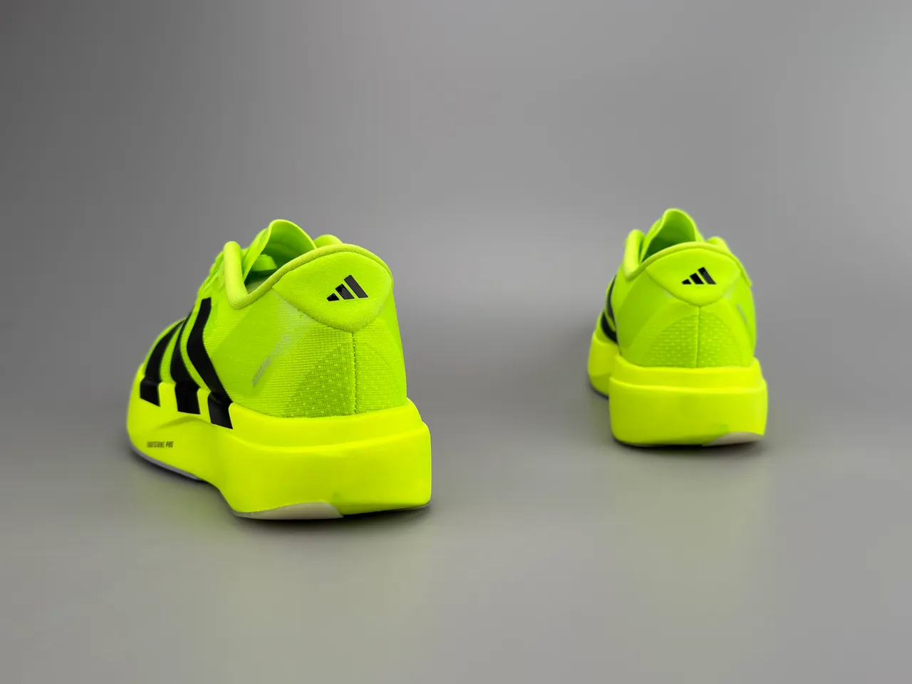 Adidas Tênis de corrida com parte superior em knit neon amarelo preto, branding de três listras 6