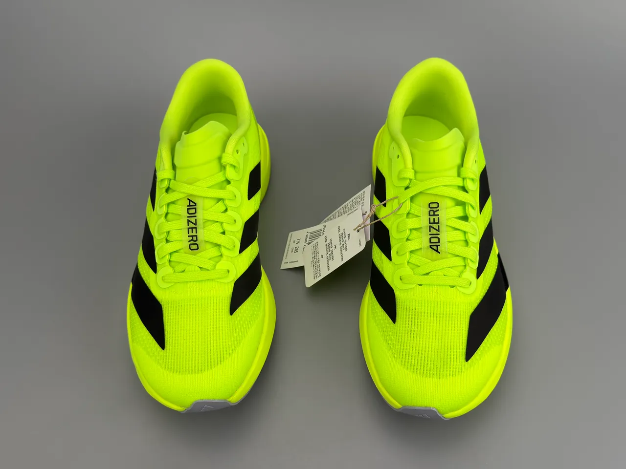 Adidas Tênis de corrida com parte superior em knit neon amarelo preto, branding de três listras 9