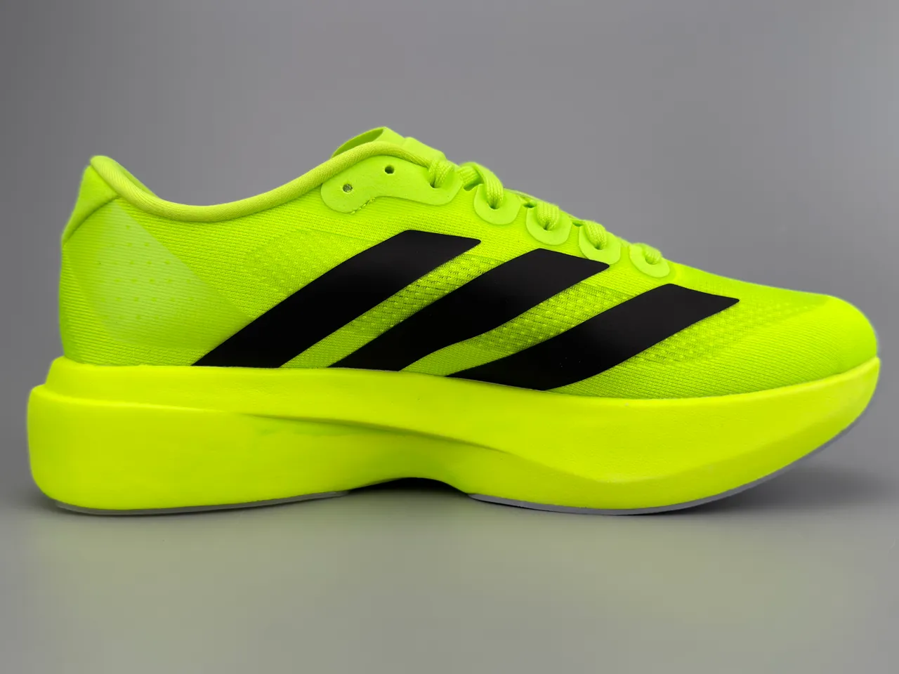Adidas Tênis de corrida com parte superior em knit neon amarelo preto, branding de três listras 10
