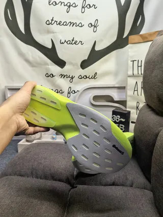Adidas Zapatillas de running amarillo púrpura neón superior de malla negro y gradiente tres rayas 4