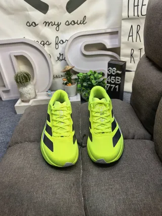 Adidas Zapatillas de running amarillo púrpura neón superior de malla negro y gradiente tres rayas 10