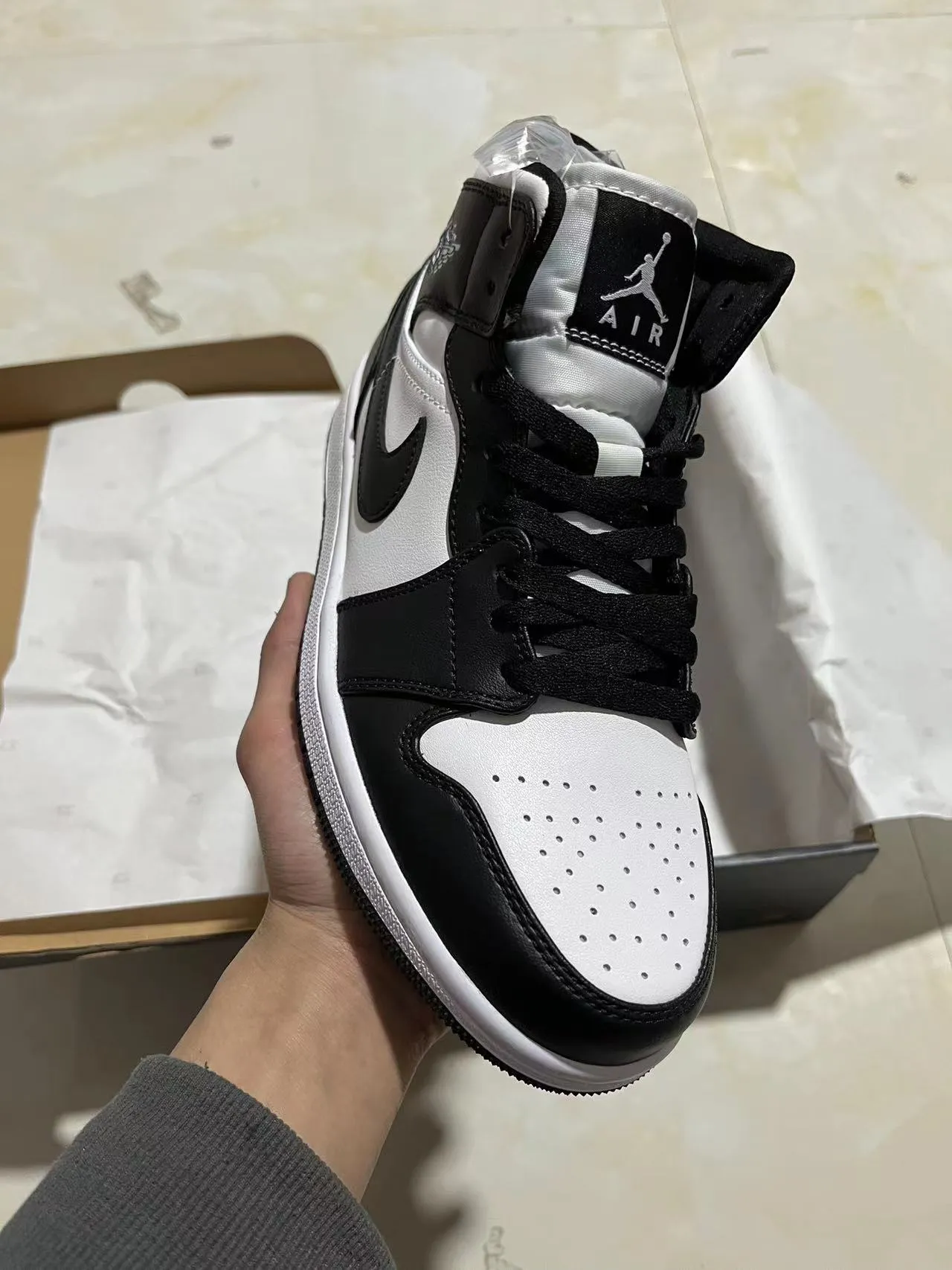 Air Jordan 1 Black and White Leather High-Top Basketball Shoes 2