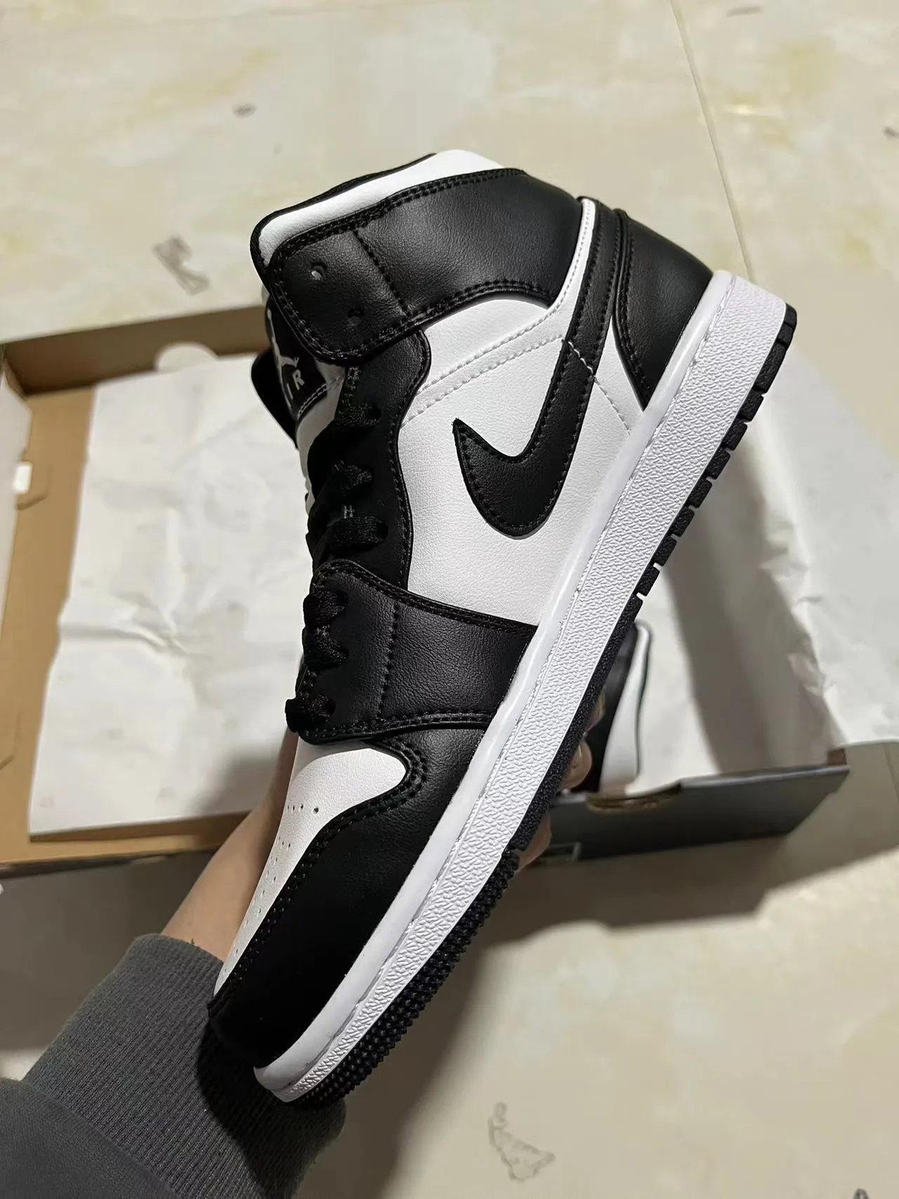 Air Jordan 1 Black and White Leather High-Top Basketball Shoes 4