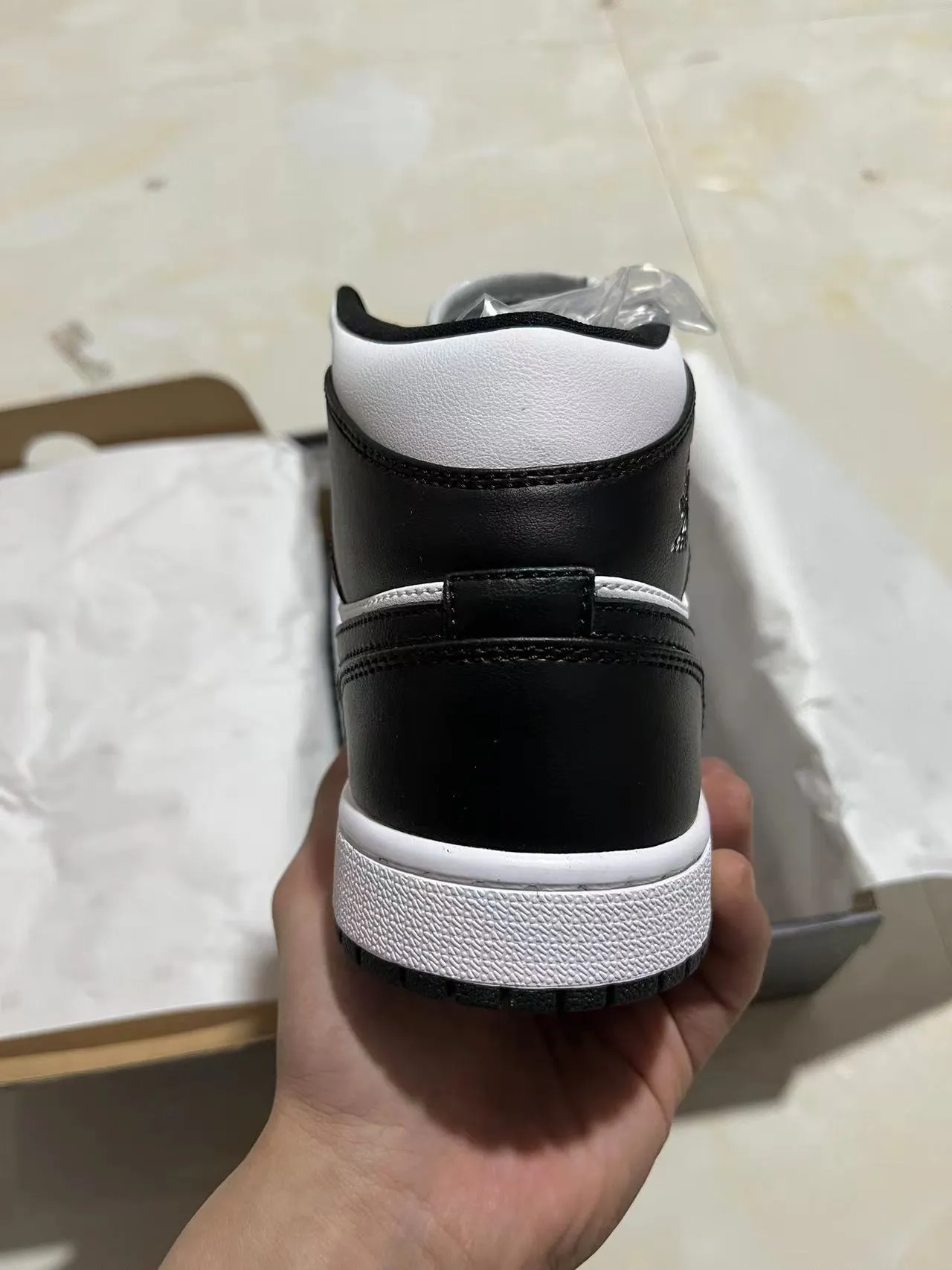 Air Jordan 1 Black and White Leather High-Top Basketball Shoes 6