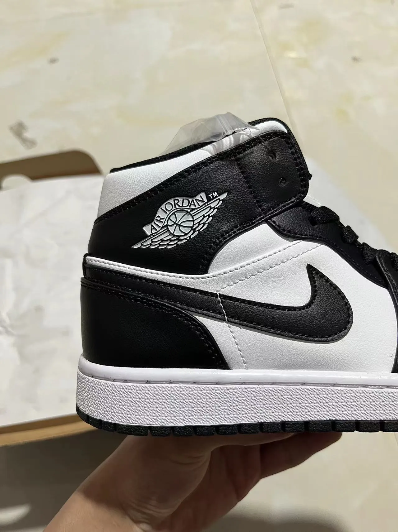 Air Jordan 1 Black and White Leather High-Top Basketball Shoes 7