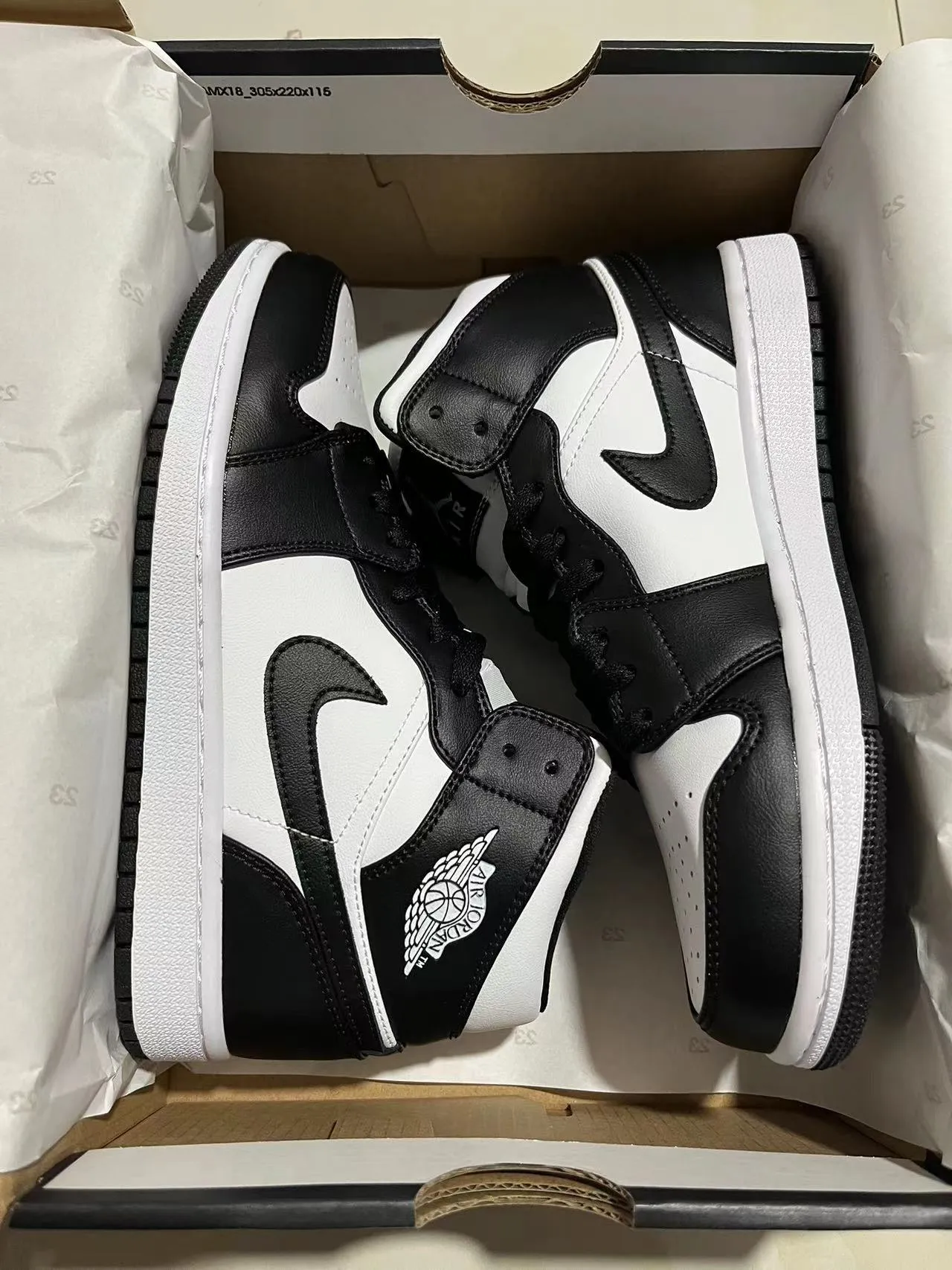 Air Jordan 1 Black and White Leather High-Top Basketball Shoes 8