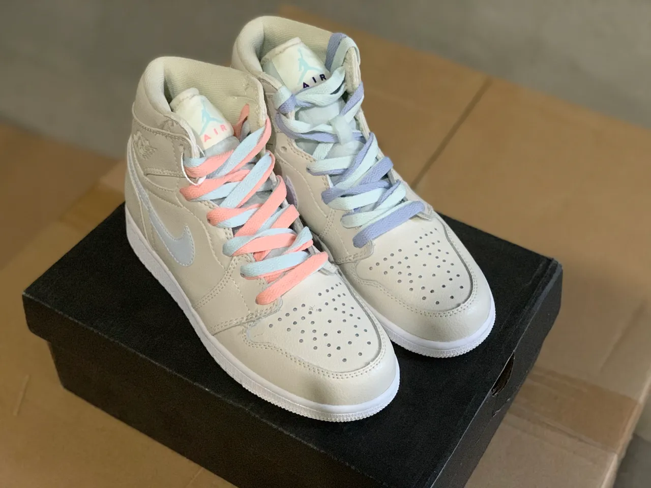 Chaussures de basketball à lacets Air Jordan 1 High beige pastel 2