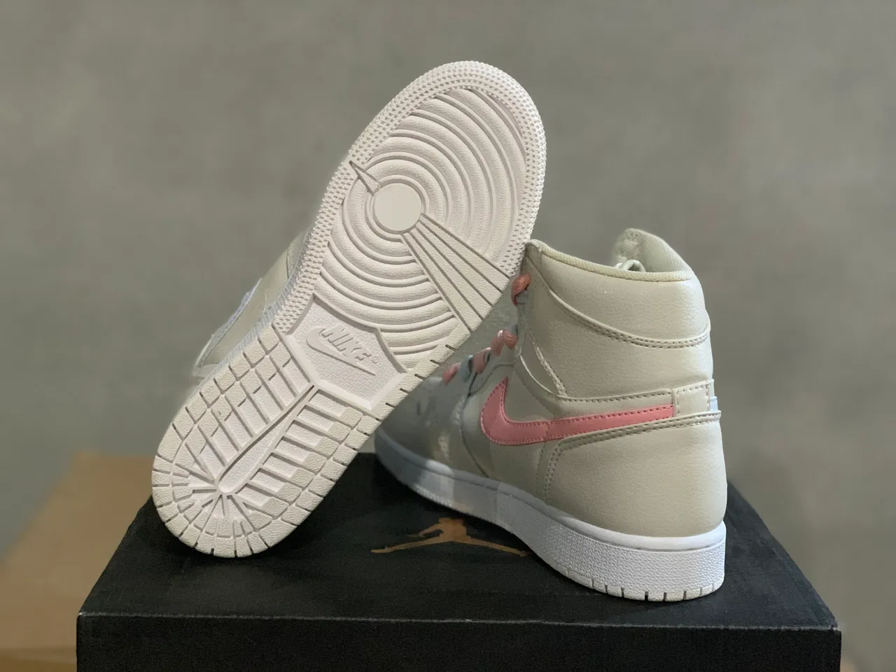 Chaussures de basketball à lacets Air Jordan 1 High beige pastel 3