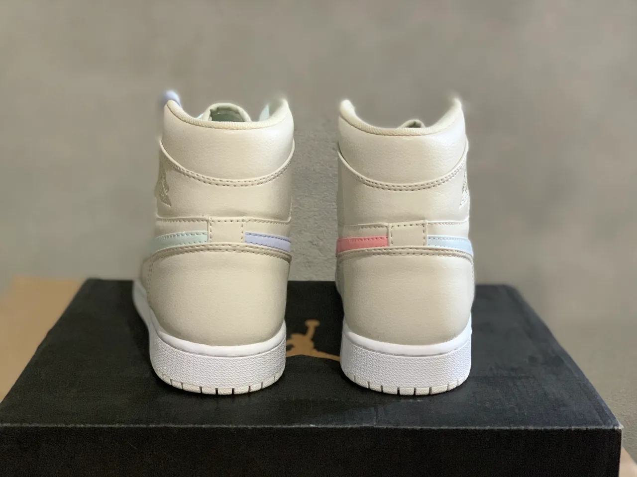 Chaussures de basketball à lacets Air Jordan 1 High beige pastel 4