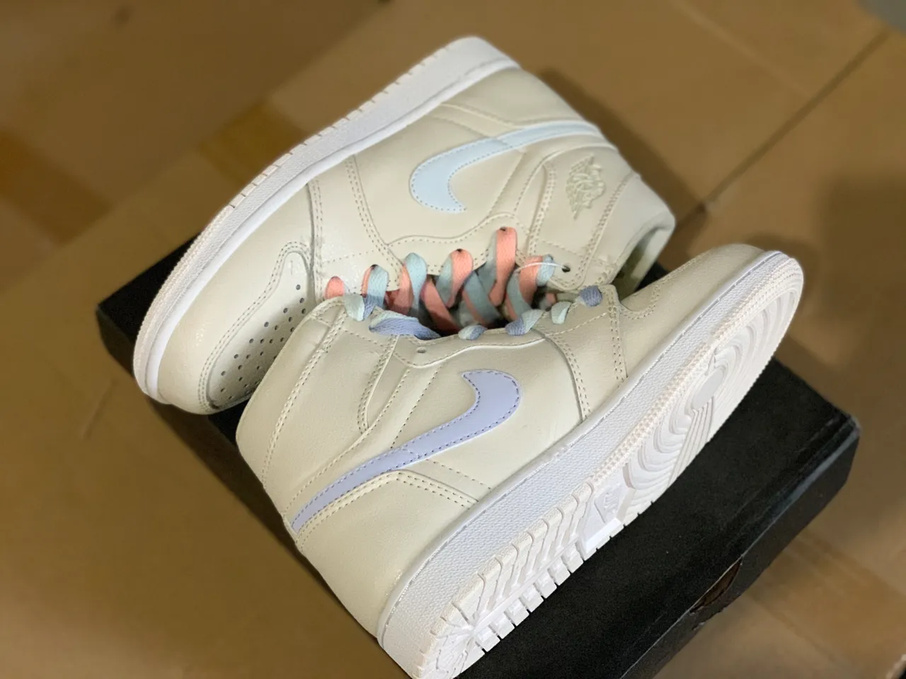 Chaussures de basketball à lacets Air Jordan 1 High beige pastel 5