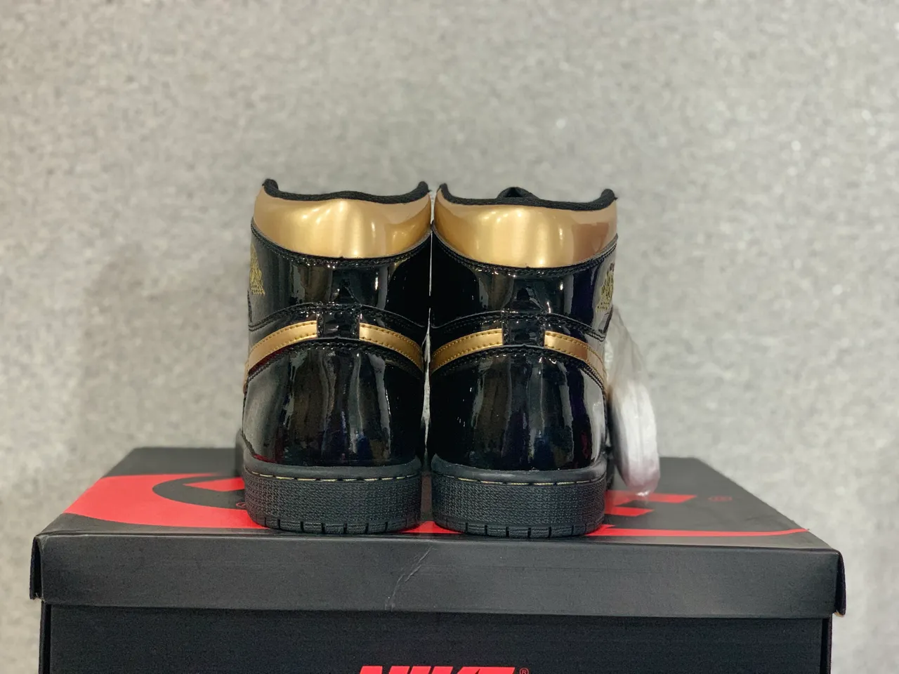 Chaussures de basketball Air Jordan 1 High noir brillant et doré 2