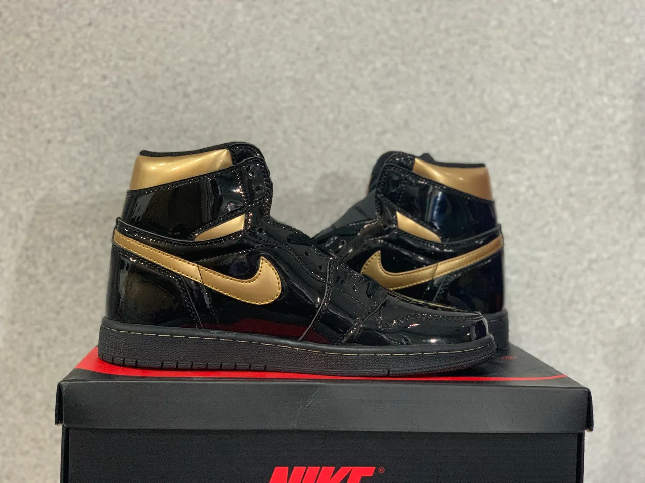 Chaussures de basketball Air Jordan 1 High noir brillant et doré 3