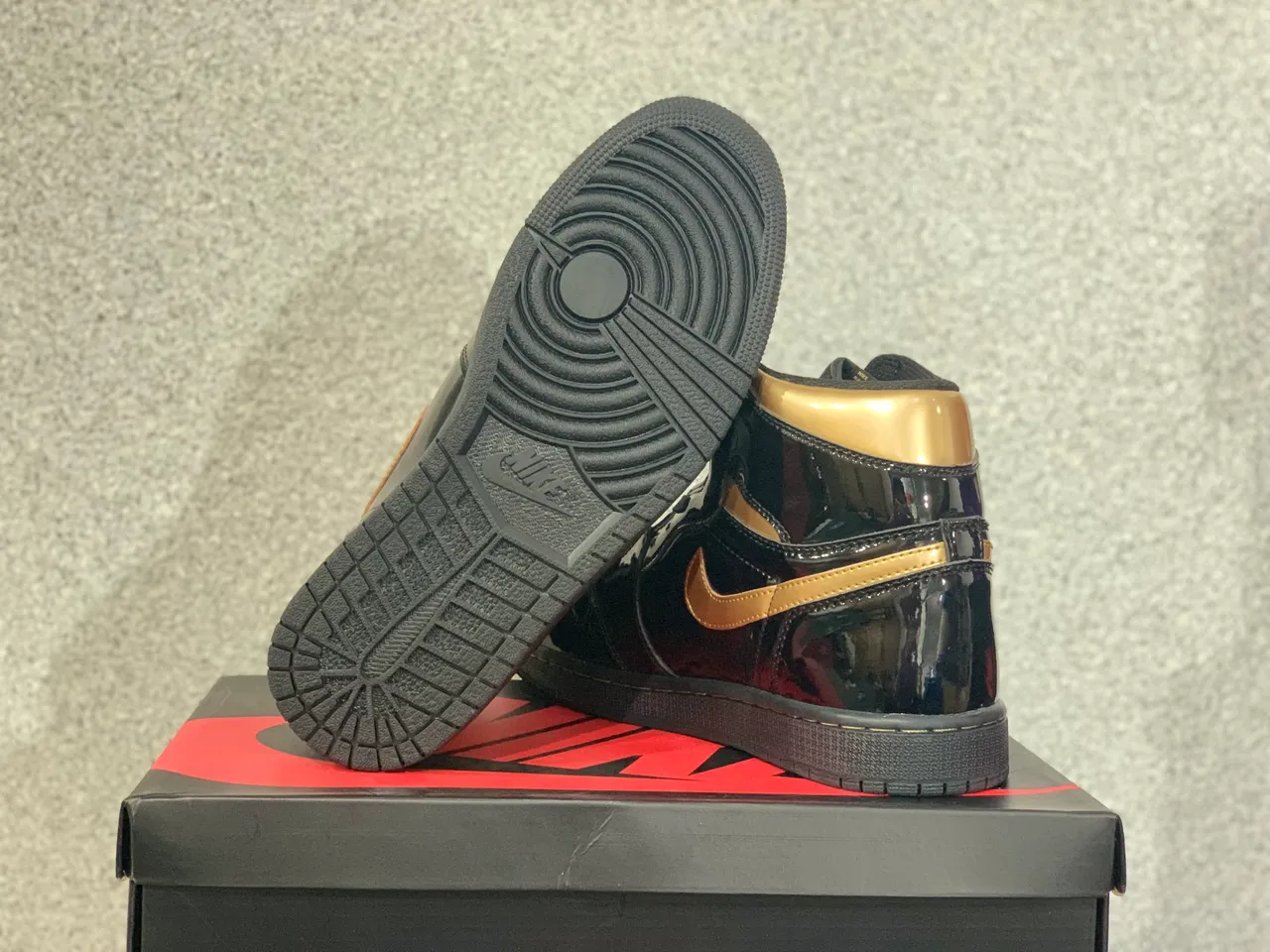 Chaussures de basketball Air Jordan 1 High noir brillant et doré 4