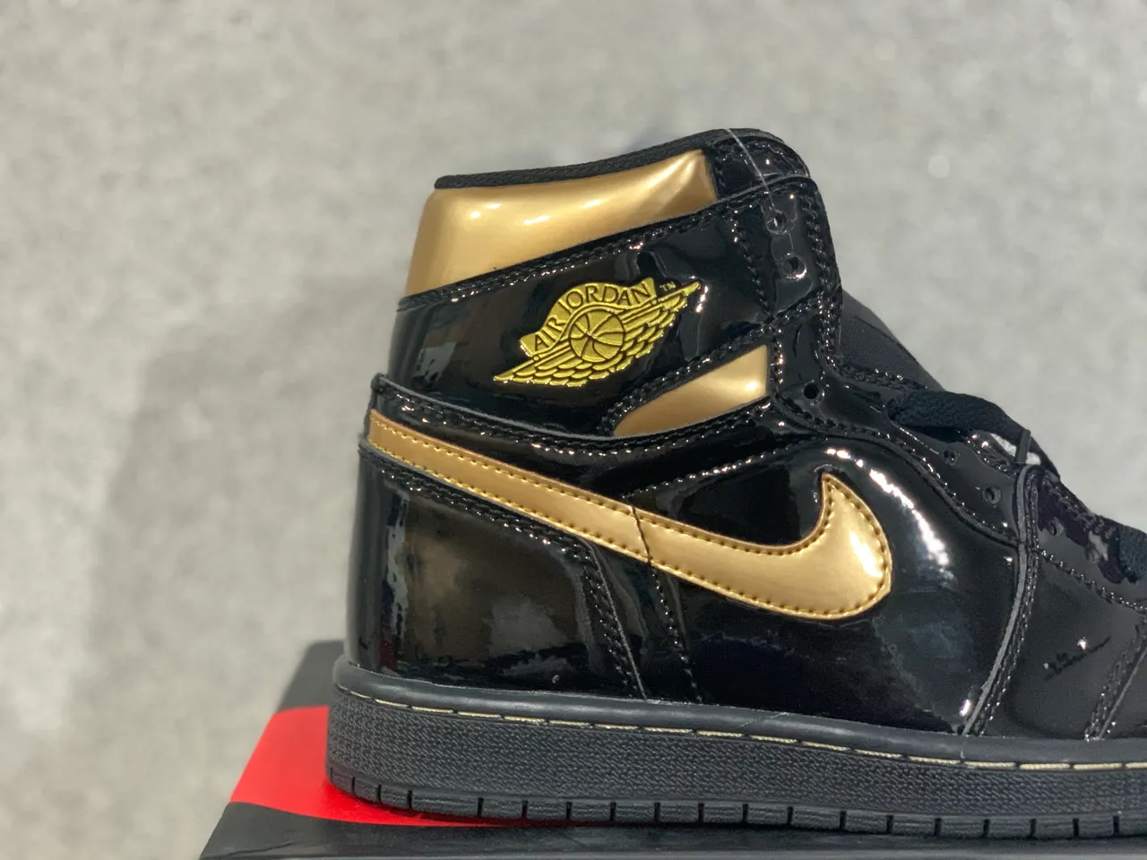 Chaussures de basketball Air Jordan 1 High noir brillant et doré 6