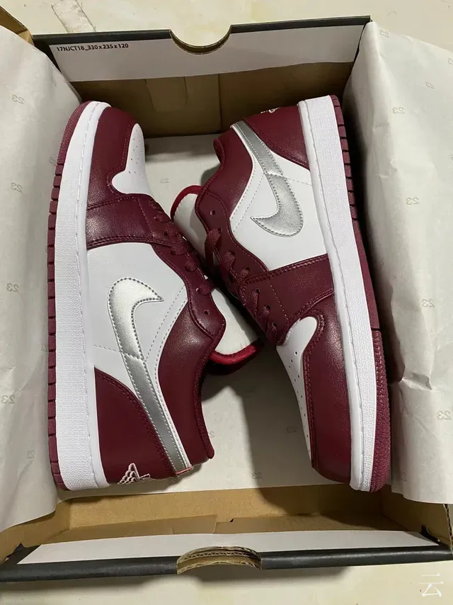 Baskets lifestyle Air Jordan 1 Low bordeaux et blanc 2
