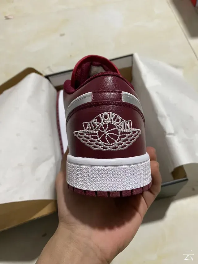 Baskets lifestyle Air Jordan 1 Low bordeaux et blanc 3