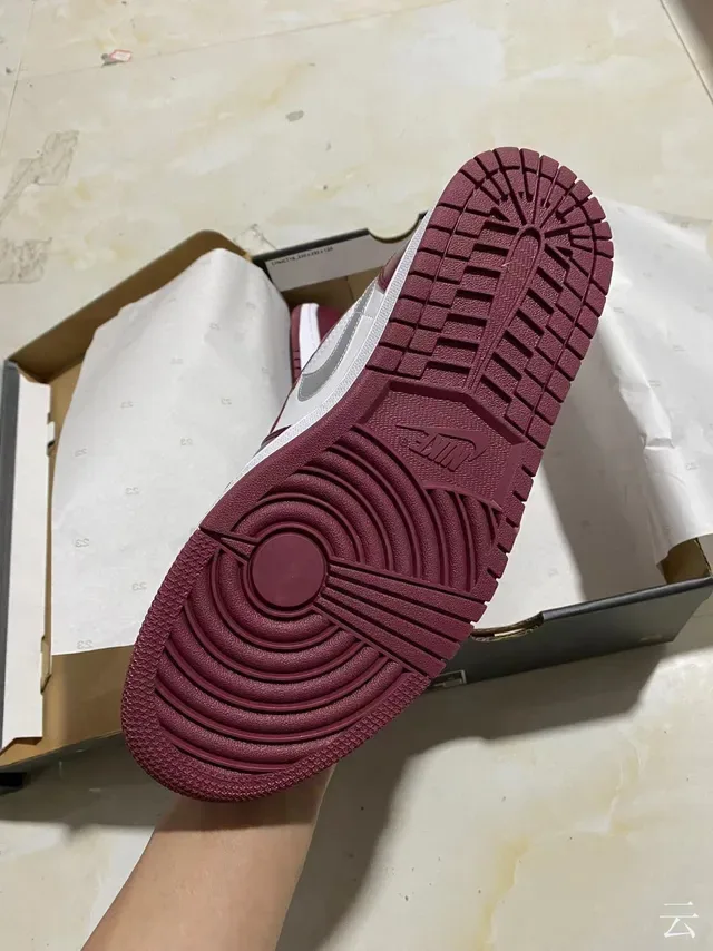 Baskets lifestyle Air Jordan 1 Low bordeaux et blanc 4