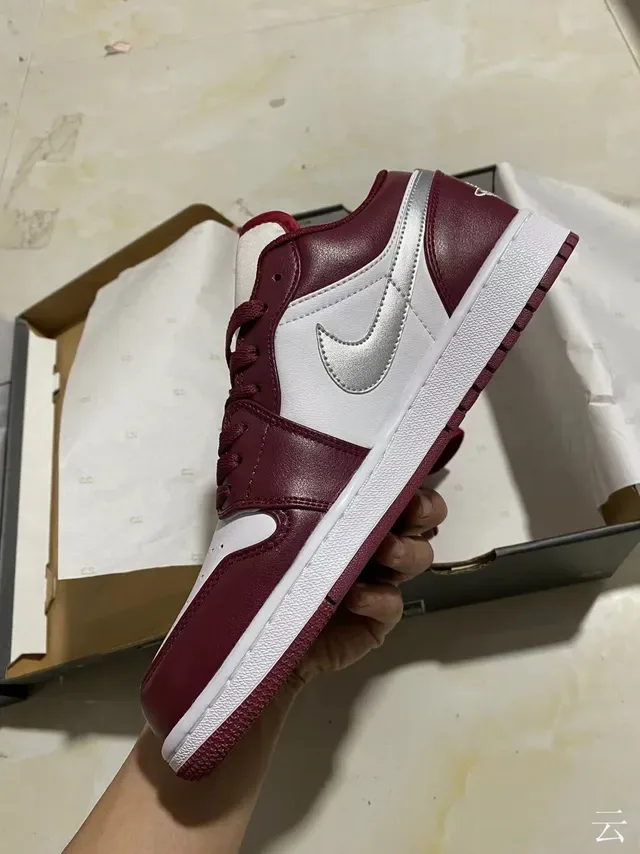 Baskets lifestyle Air Jordan 1 Low bordeaux et blanc 5