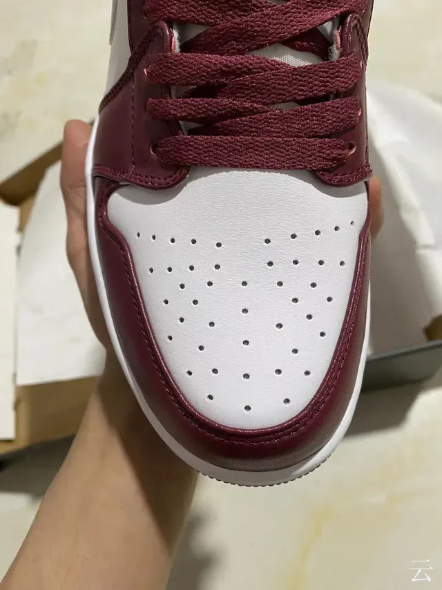 Baskets lifestyle Air Jordan 1 Low bordeaux et blanc 6