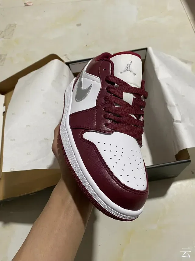 Baskets lifestyle Air Jordan 1 Low bordeaux et blanc 7