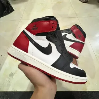 Air Jordan 1 红黑高帮皮革拼接篮球鞋