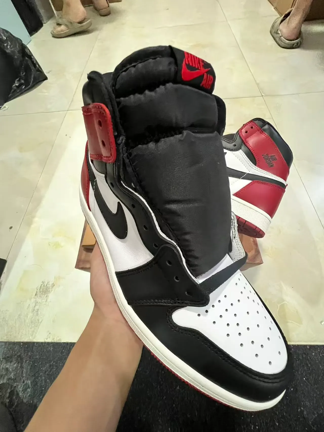 Air Jordan 1 Chaussures de Basketball Hautes en Cuir avec Panneaux Rouge et Noir 2