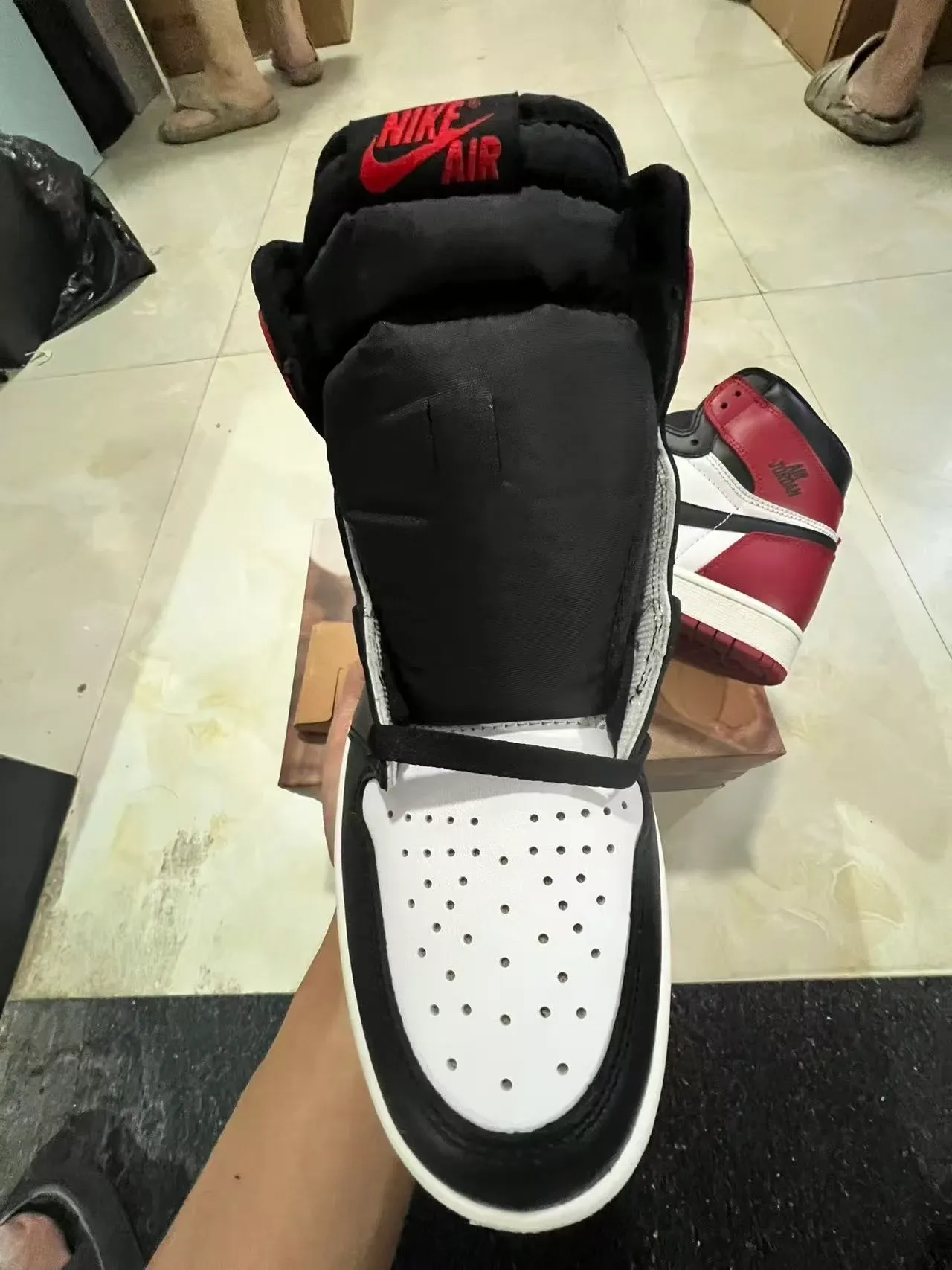 Air Jordan 1 Chaussures de Basketball Hautes en Cuir avec Panneaux Rouge et Noir 3