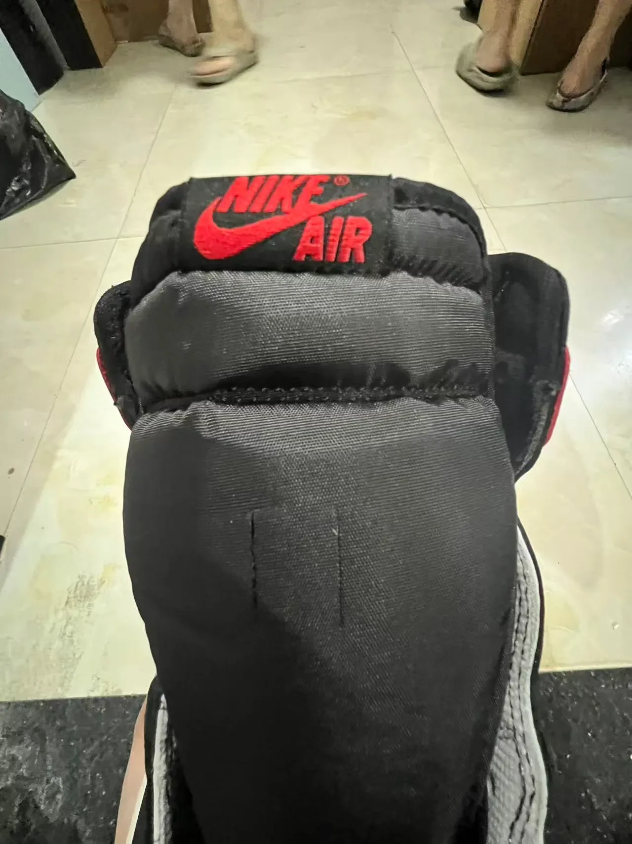 Air Jordan 1 Chaussures de Basketball Hautes en Cuir avec Panneaux Rouge et Noir 4