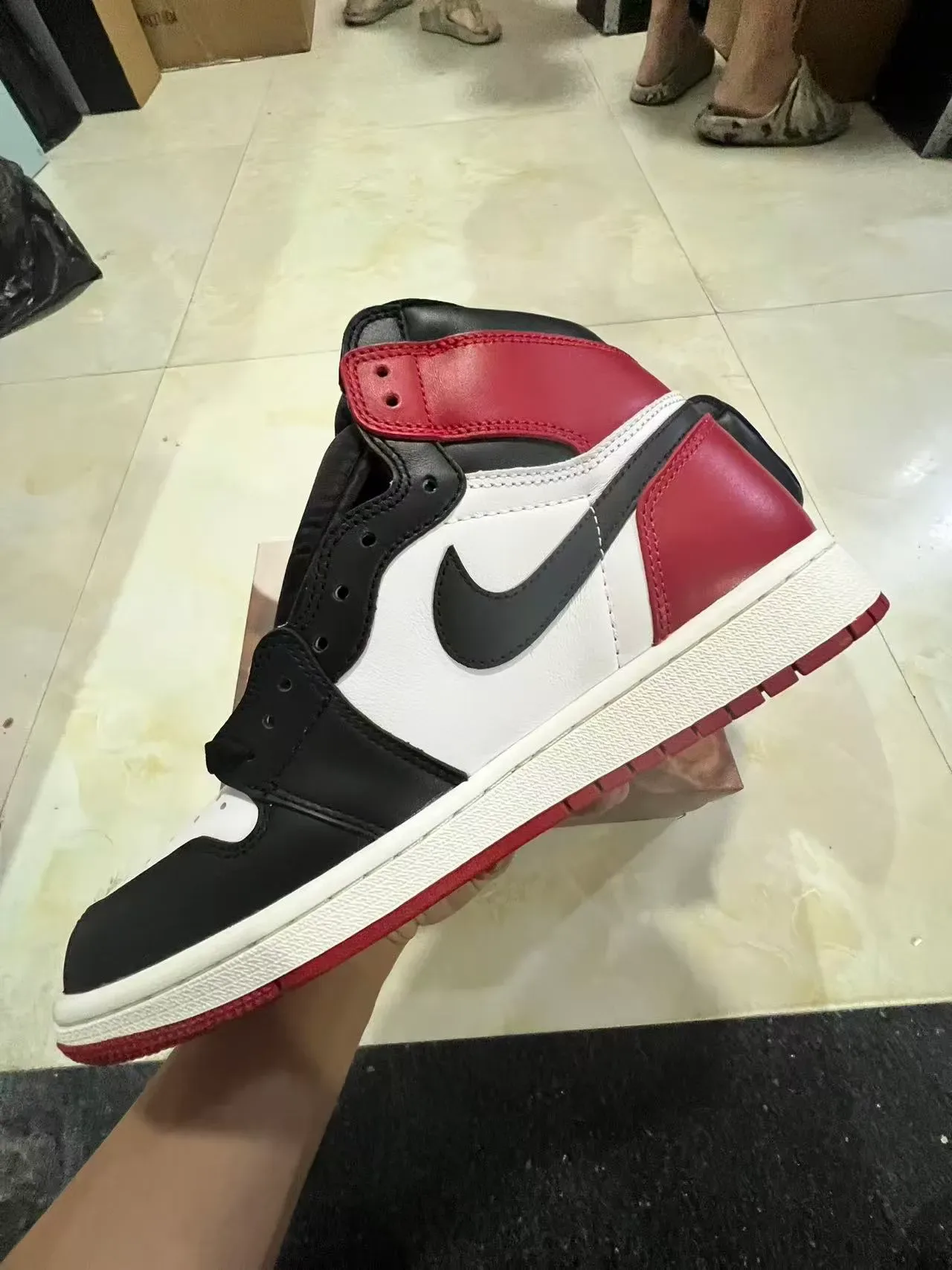 Air Jordan 1 Chaussures de Basketball Hautes en Cuir avec Panneaux Rouge et Noir 5