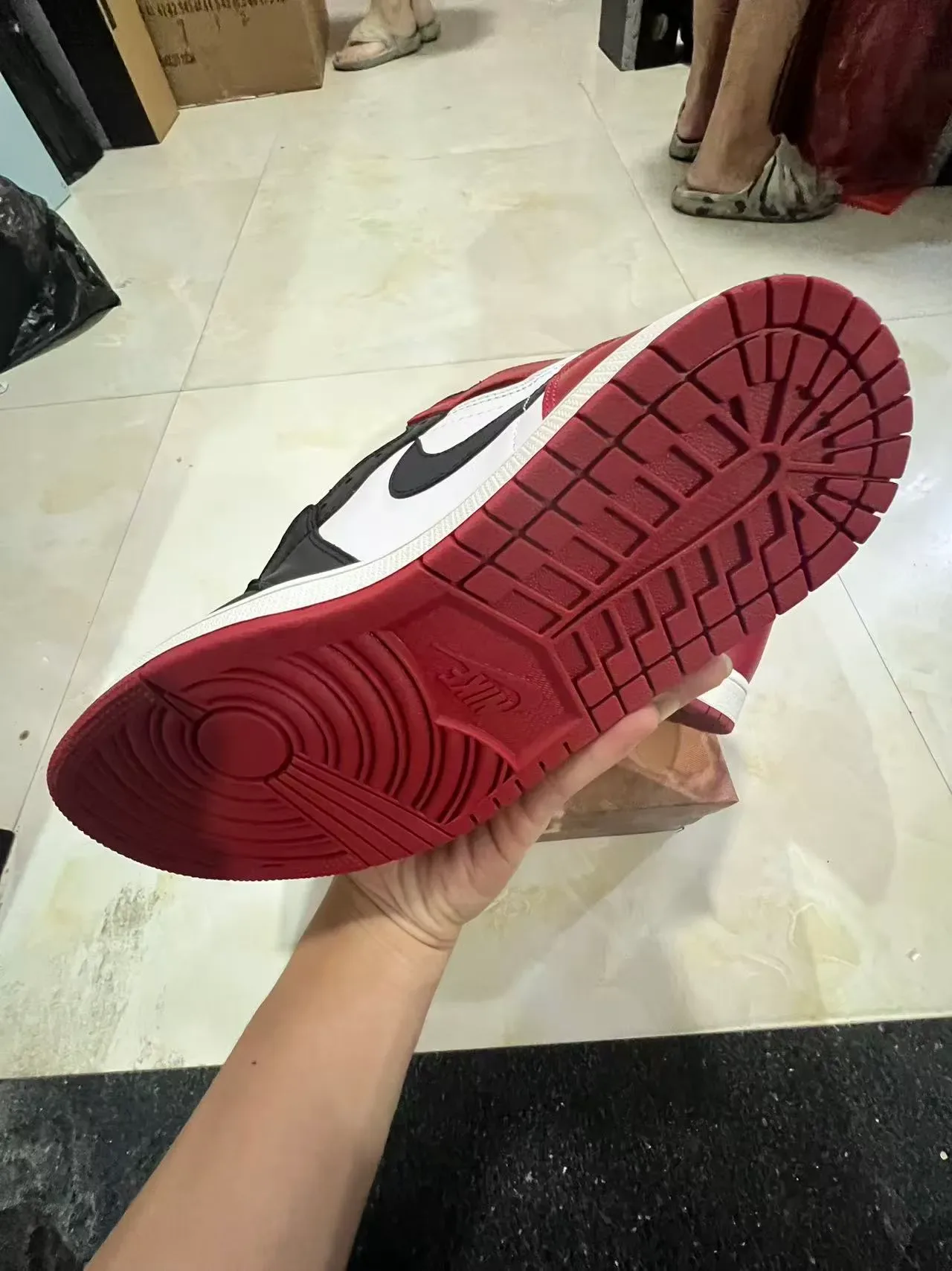 Air Jordan 1 Chaussures de Basketball Hautes en Cuir avec Panneaux Rouge et Noir 6