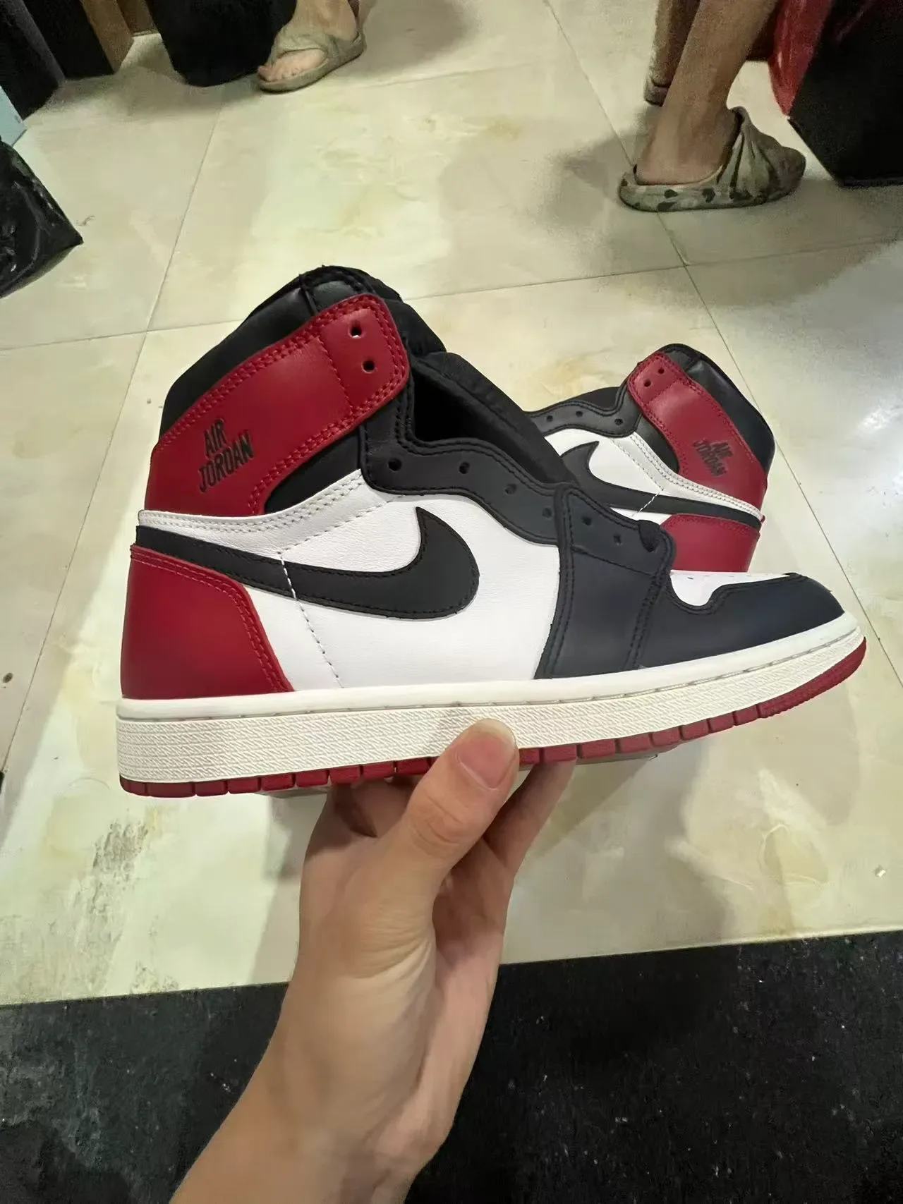 Air Jordan 1 Chaussures de Basketball Hautes en Cuir avec Panneaux Rouge et Noir 7