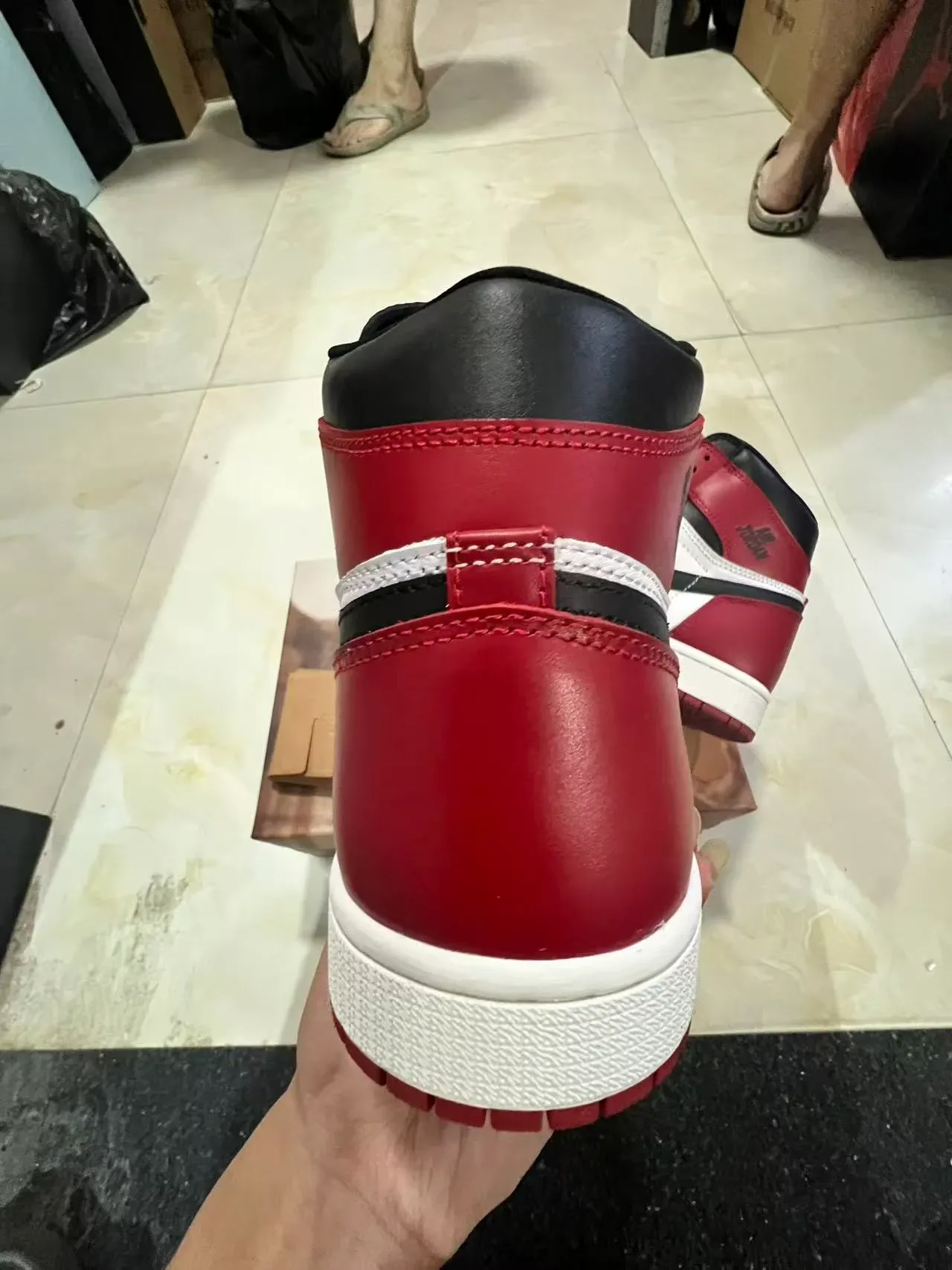 Air Jordan 1 Chaussures de Basketball Hautes en Cuir avec Panneaux Rouge et Noir 8