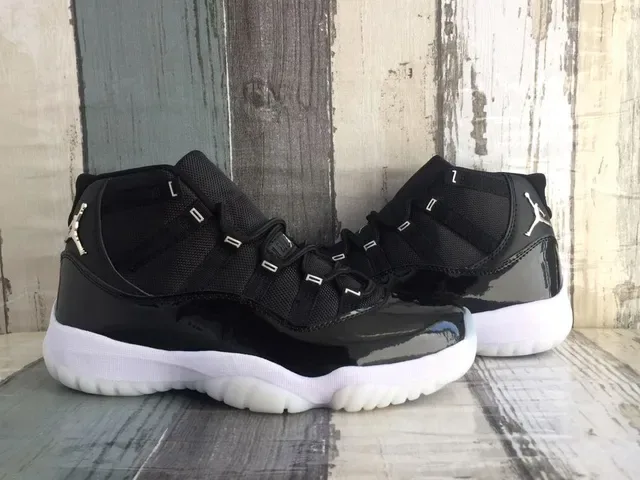 Air Jordan 11 Preto e Branco Couro Patentado Tênis de Basquete 2