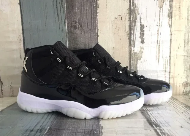 Air Jordan 11 Preto e Branco Couro Patentado Tênis de Basquete 3