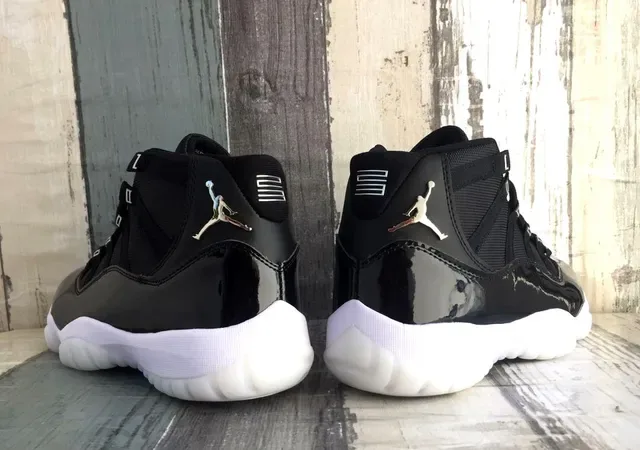 Air Jordan 11 Preto e Branco Couro Patentado Tênis de Basquete 4