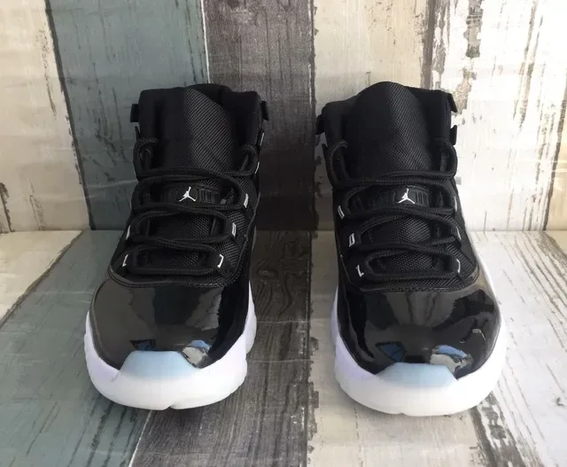 Air Jordan 11 Preto e Branco Couro Patentado Tênis de Basquete 5