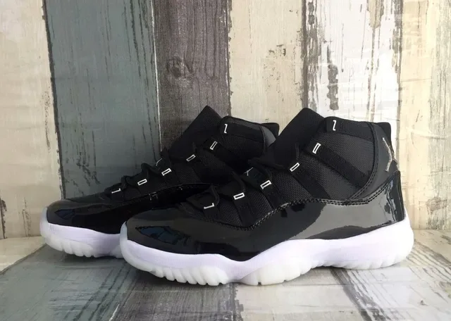 Air Jordan 11 Preto e Branco Couro Patentado Tênis de Basquete 6