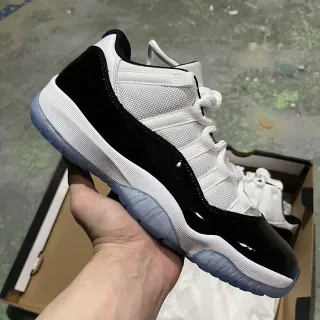 Air Jordan 11 Tênis de Basquete de Couro Patentado Preto e Branco