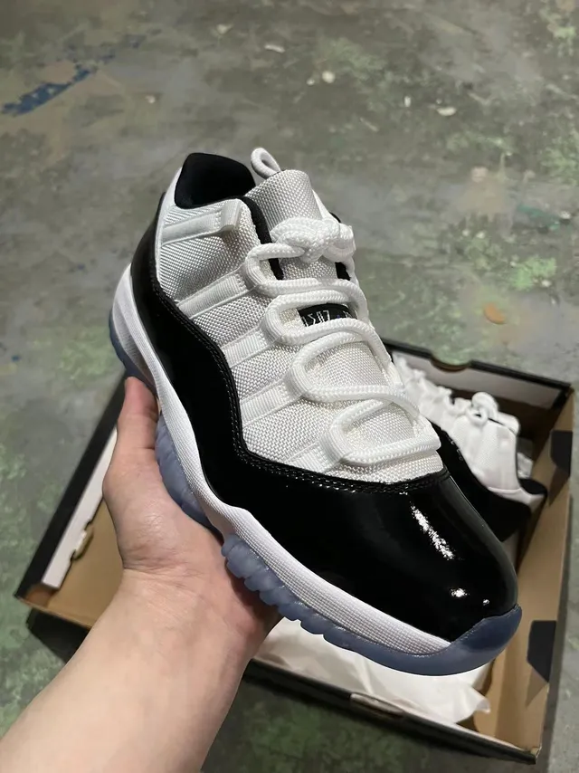 Air Jordan 11 Tênis de Basquete de Couro Patentado Preto e Branco 2
