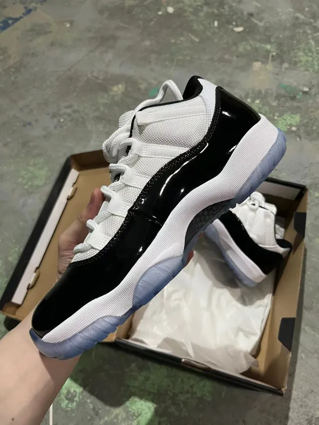 Air Jordan 11 Tênis de Basquete de Couro Patentado Preto e Branco 3