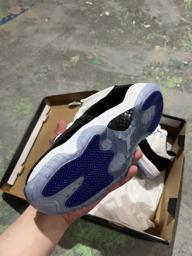 Air Jordan 11 Tênis de Basquete de Couro Patentado Preto e Branco 4