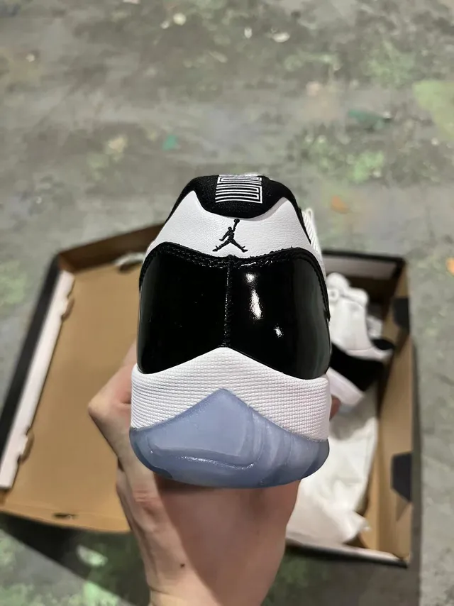 Air Jordan 11 Tênis de Basquete de Couro Patentado Preto e Branco 5