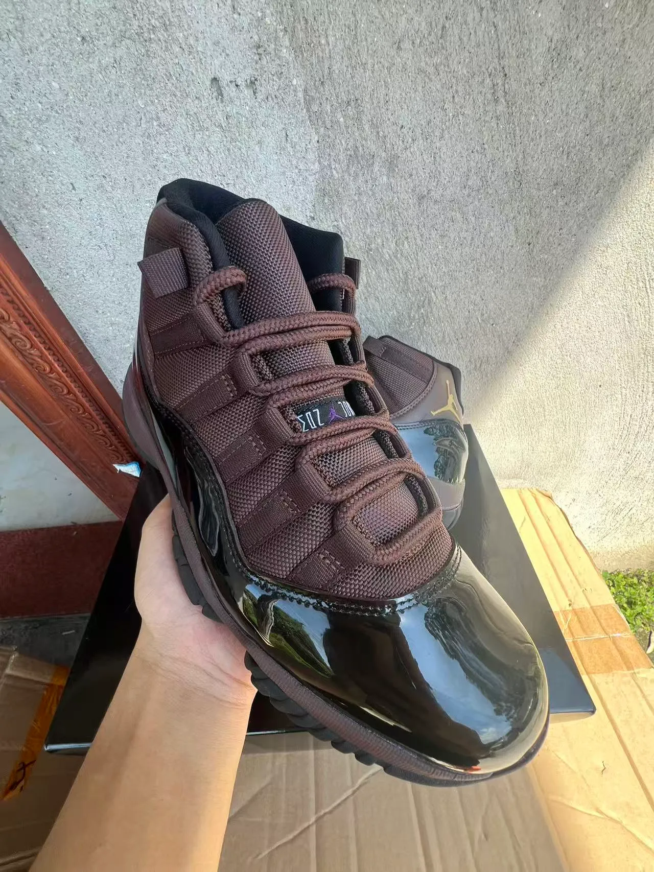 Chaussures de basketball Air Jordan 11 en cuir verni marron 2
