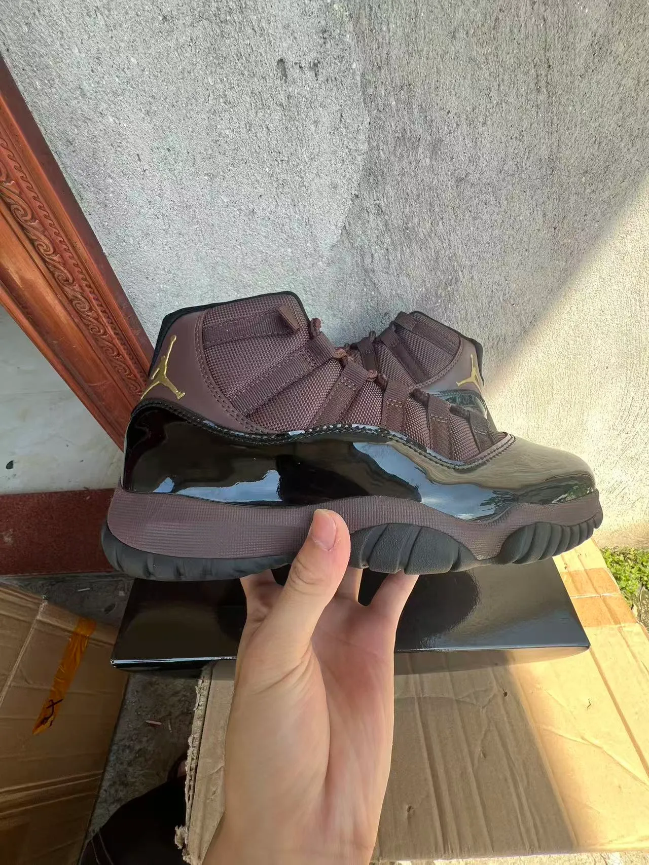 Chaussures de basketball Air Jordan 11 en cuir verni marron 7