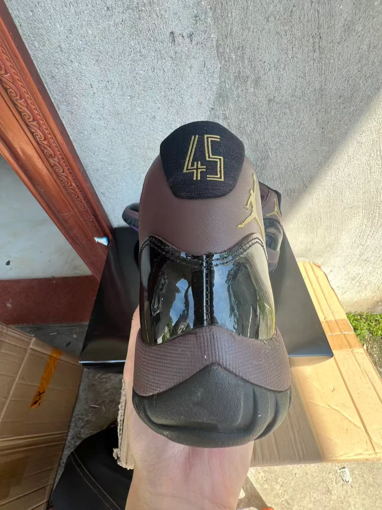 Chaussures de basketball Air Jordan 11 en cuir verni marron 8