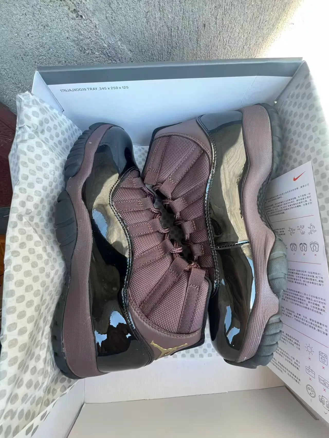 Chaussures de basketball Air Jordan 11 en cuir verni marron 9