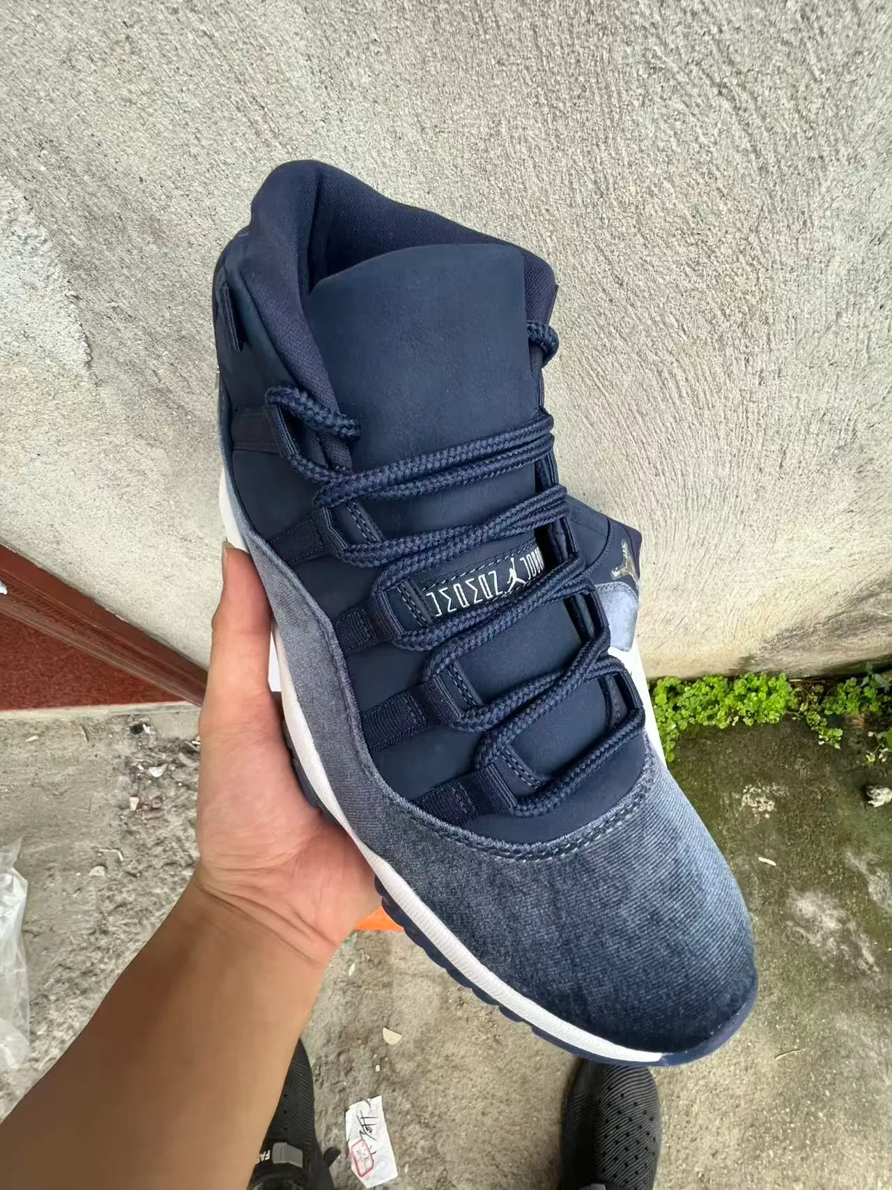 Tênis de basquete Air Jordan 11 com textura denim em azul-marinho e branco 2
